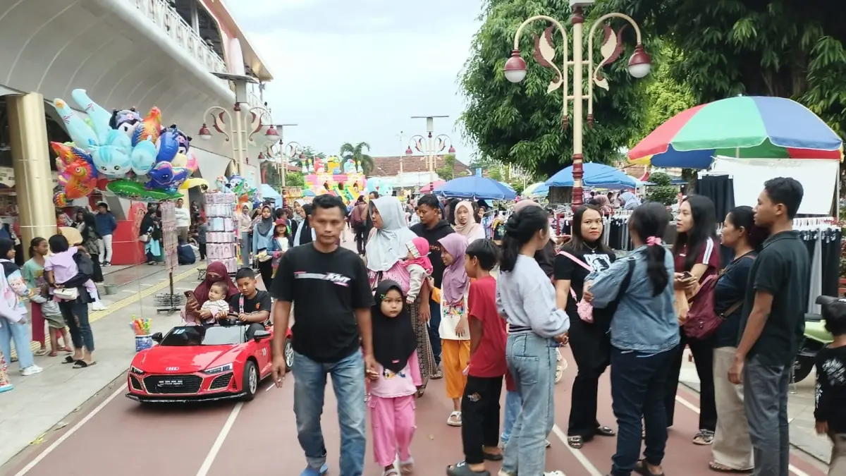 Kondisi jogging track di Alun-alun Pancasila Kebumen yang tampak semrawut dengan keberadaan permainan mobil-mobilan di jogging track.
