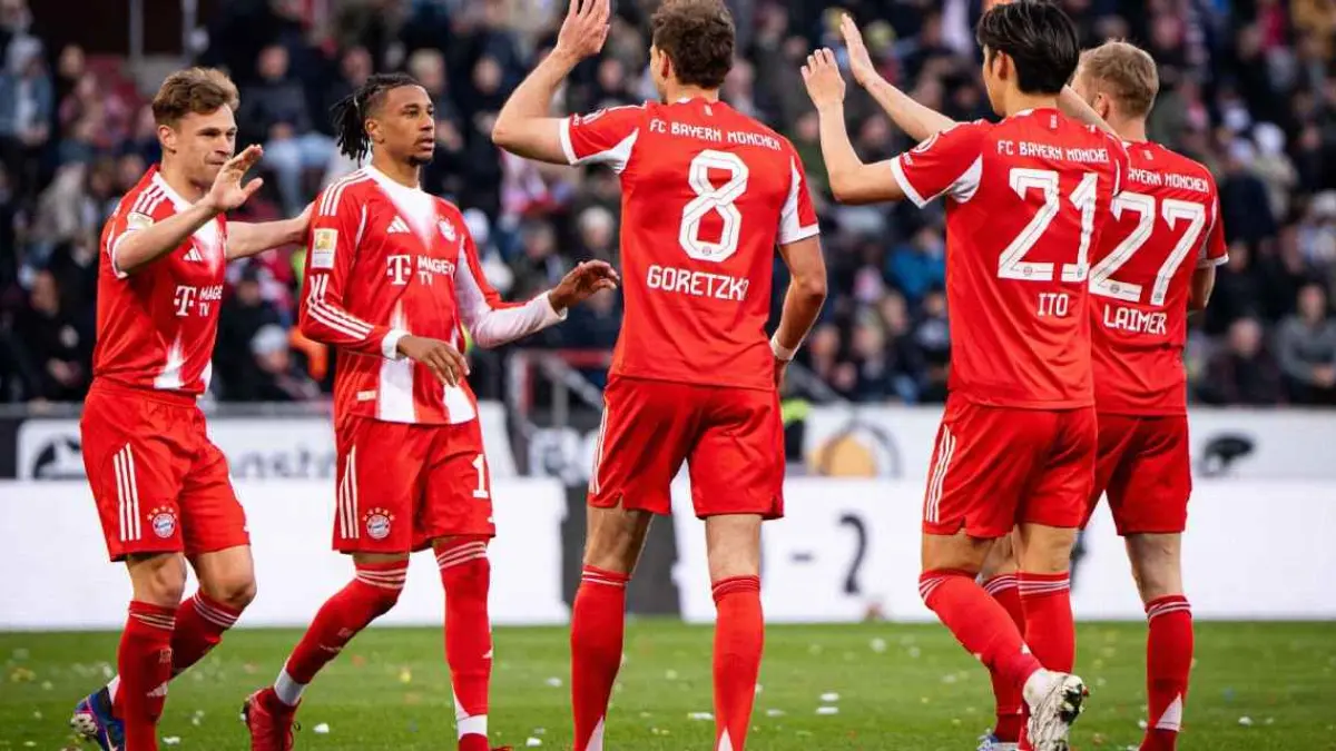 Para pemain Bayern Munich rayakan gol Leon Goretzka yang memecahkan rekor klub untuk gol terbanyak dalam satu musim dalam kemenangan atas St Pauli