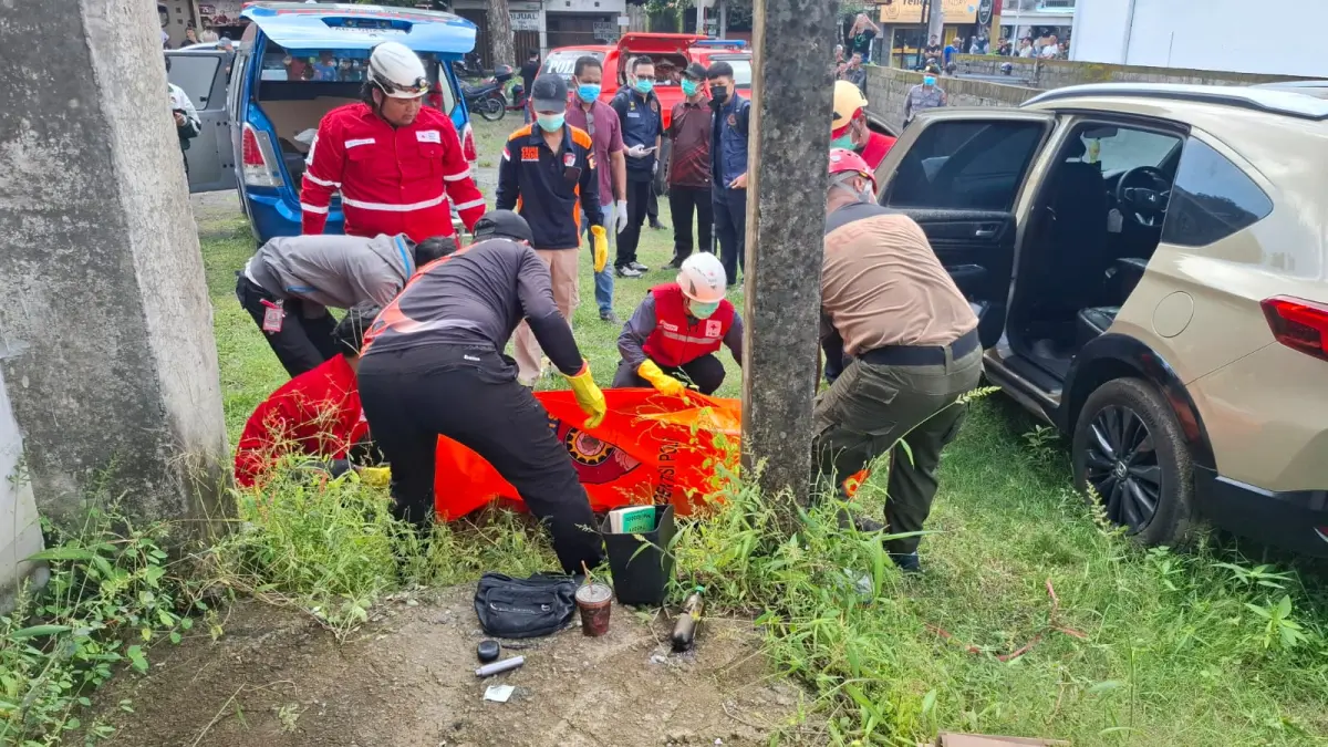 Penanganan pria meninggal dunia diduga keracunan karbon monoksida. (Dokumentasi Polresta Sleman)
