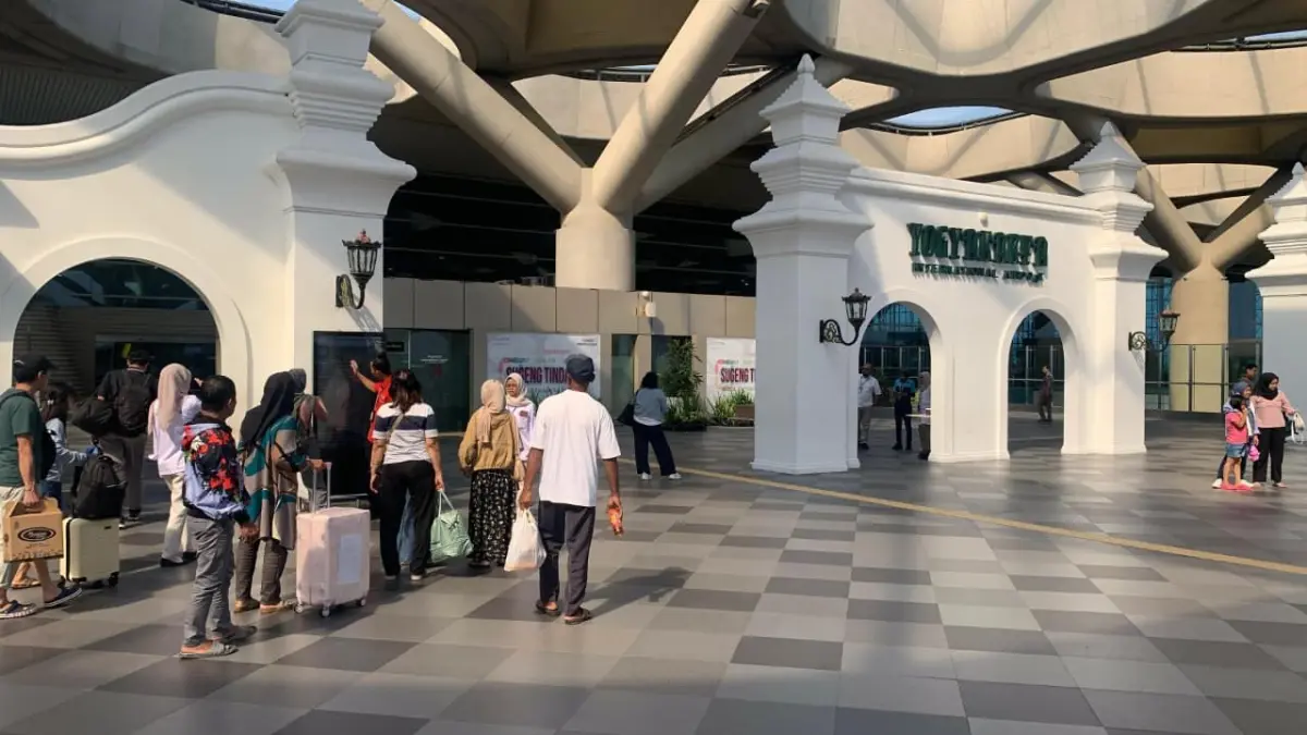 RAMAI: Penumpang YIA memadati area keberangkatan sebelum terbang ke tujuan - ANOM BAGASKORO/RADAR JOGJA