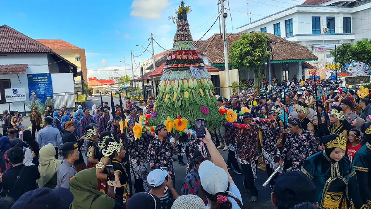 RAMAI: Warga berduyun-duyun menuju tengah Alun-Alun Kota Magelang untuk mengikuti Gerebek Getuk, kemarin (12/4). NAILA NIHAYAH/RADAR JOGJA
