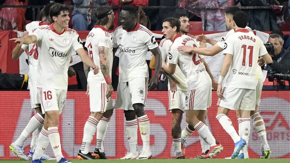 Selebrasi pemain Sevilla rayakan gol kemenangan Nemanja Gudelj dalam kemenangan atas Atletico Madrid