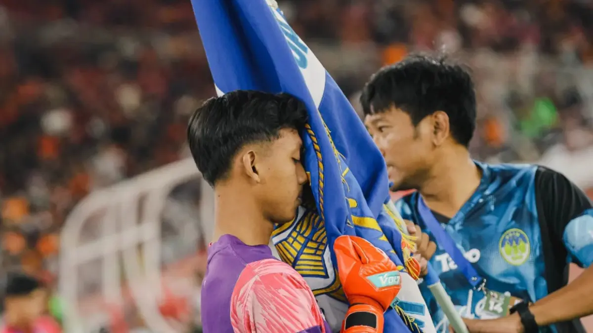 STEP BY STEP: Gilang Ardha mencium bendera PSIM Jogja. Ia mengakui hingga kini belum debut. (Dokumentasi PSIM Jogja)