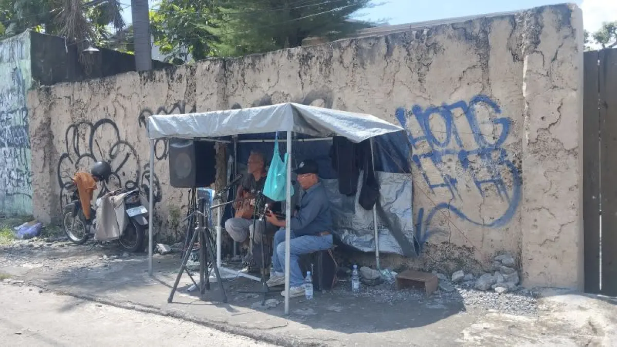 BANDEL: Pengamen saat beraksi memainkan alat musik di simpang empat Druwo Senin (13/4). (Cintia&nbsp;Yuliani/Radar Jogja)