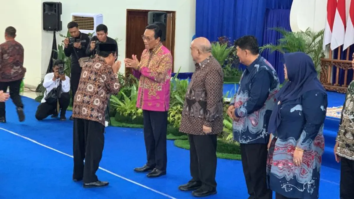 Gubernur DIY Hamengku Buwono X saat bersalaman dengan peserta Syawalan di Kulon Progo Senin (13/4). (ANOM&nbsp;BAGASKORO/RADAR JOGJA)