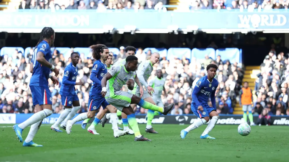 Marc Guehi mencetak gol liga pertama bersama Manchester City dalam kemenangan atas Chelsea