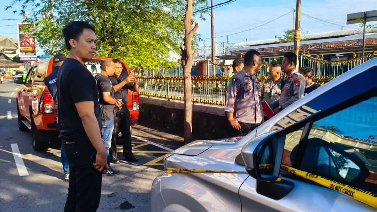 OLAH TKP: Polisi saat melakukan olah tempat kejadian perkara pria meninggal dunia di bahu jalan Kawasan Stasiun Tugu Jalan Pasar Kembang, Senin (14/4/2026). (DOKUMENTASI POLRESTA JOGJA) 