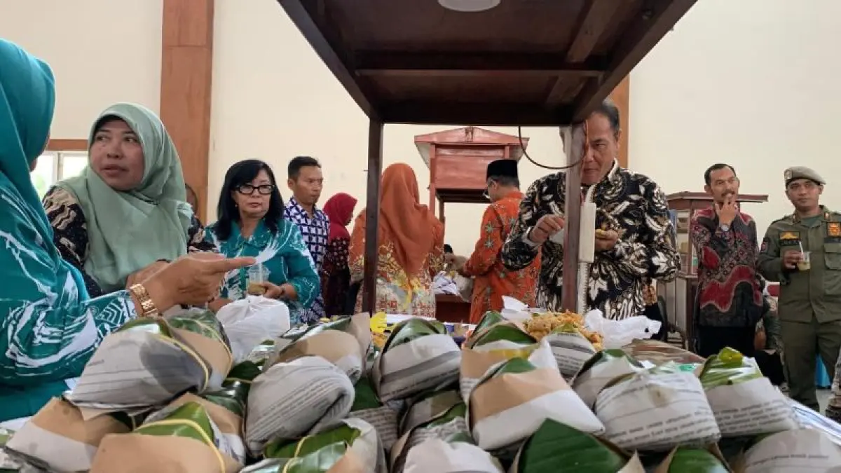 RAPI: Tumpukan nasi angkringan di gerobak terpajang di sekitar auditorium. (ANOM BAGASKORO/RADAR JOGJA)