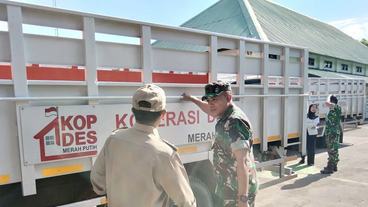 SARANA BARU: Puluhan unit truk untuk mendukung operasional Koperasi Desa Merah Putih mulai didistribusikan, Senin (13/4/2026). Dok: Sriyanto untuk Radar Jogja