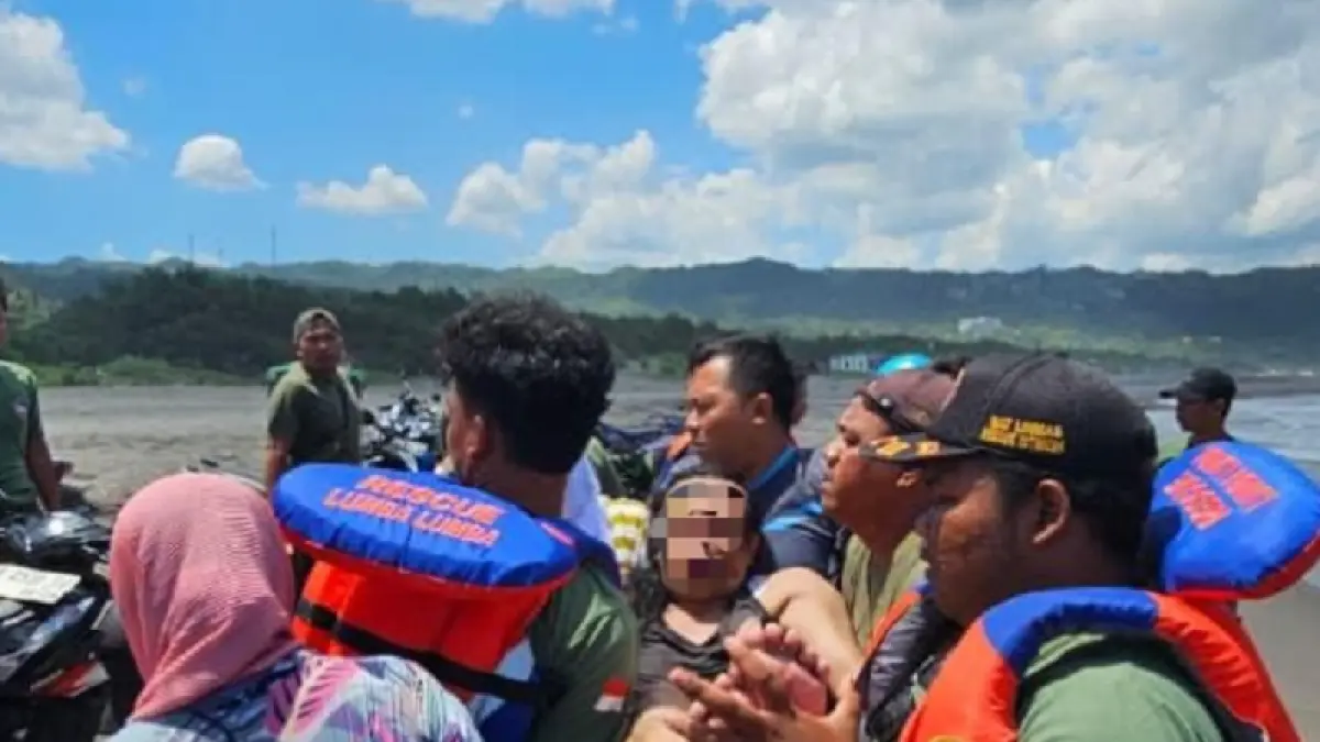 SELAMAT: Wisatawan yang mengalami laka Laut di Pantai Parangkusumo sedang dalam pertolongan oleh petugas yang berjaga di lokasi Senin (13/4/2026). Dokumentasi Polres Bantul