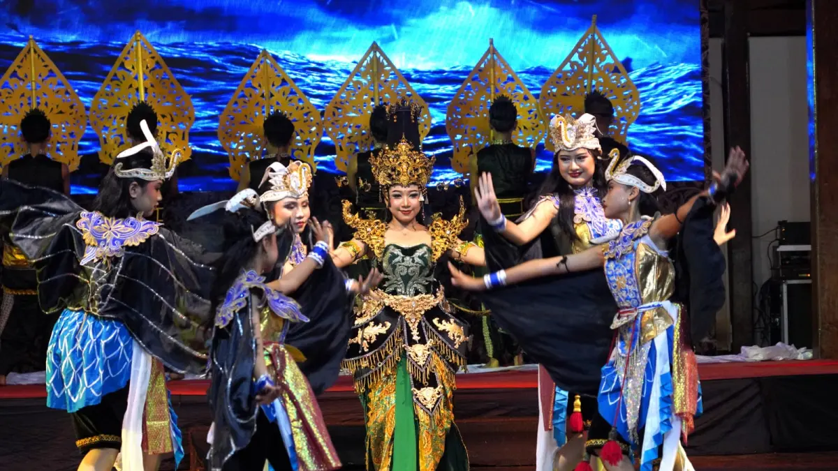 Sendra tari kolosal dari Kebumen yang ditampilkan di Pendopo Agung Anjungan Jawa Tengah, Taman Mini Indonesia Indah (TMII). (Dokumentasi Prokopim Kebumen)