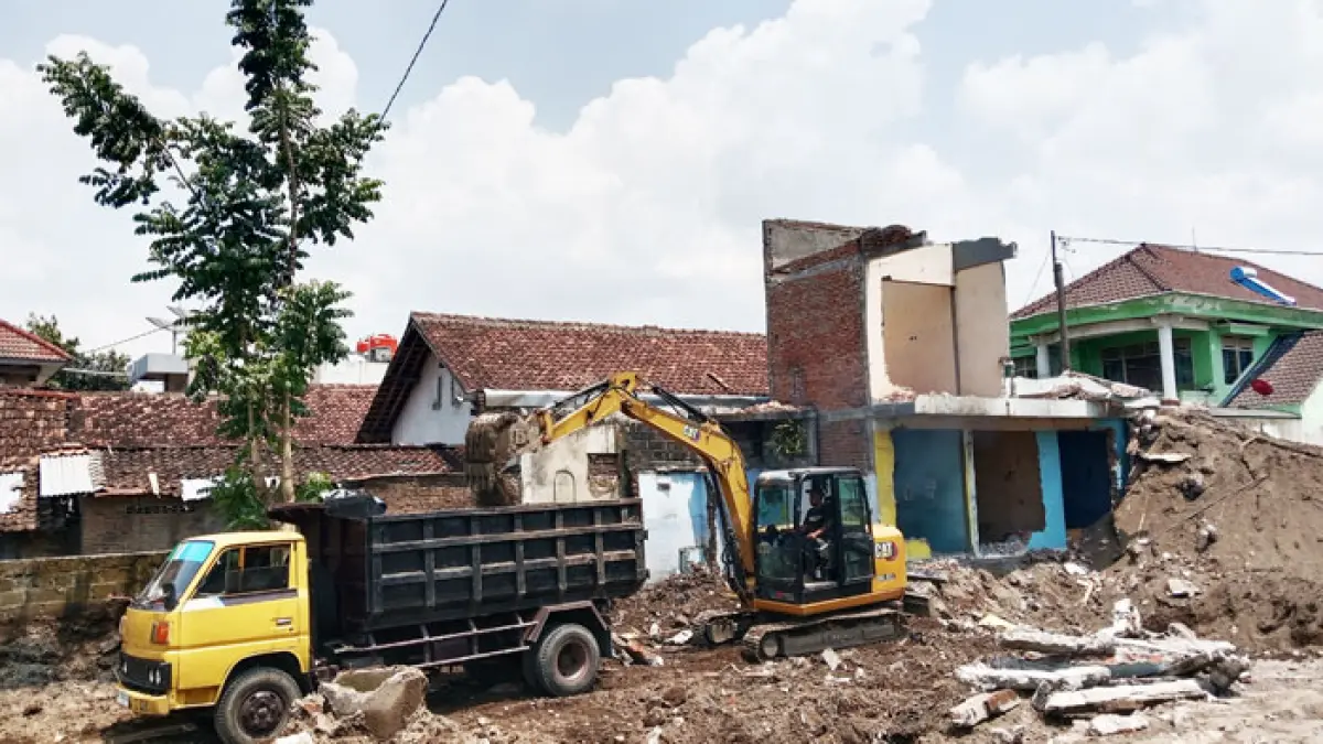 95 PERSEN: Pembongkaran bangunan terdampak Tol Jogja-Solo Paket 2.1A sepanjang 3,7 km dari Kalurahan Purwomartani hingga Maguwoharjo, Selasa (14/4/2026). (Delima Purnamasari/Radar Jogja)