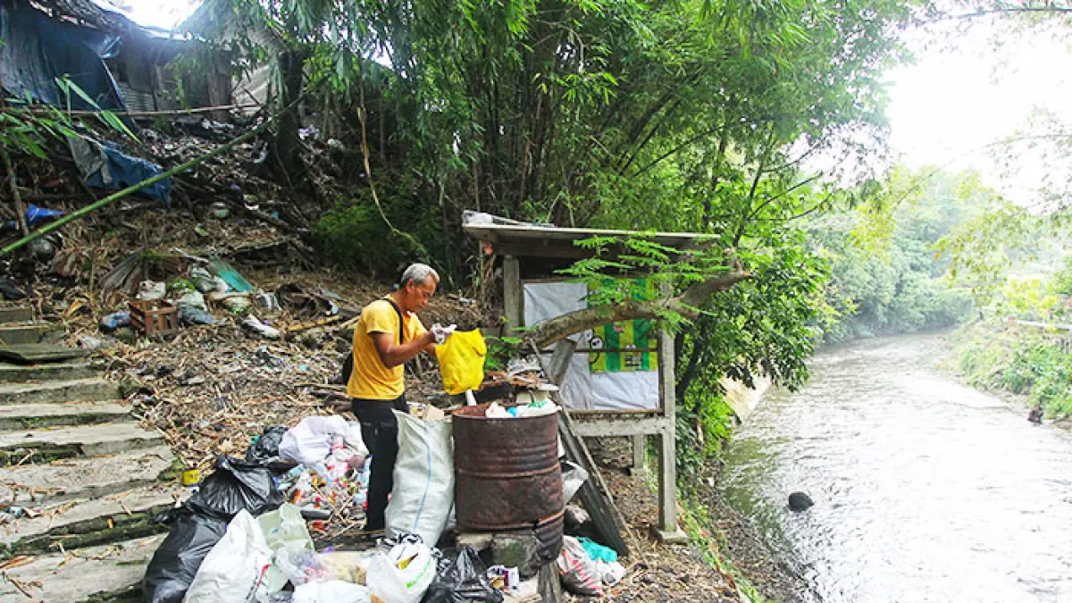Pengelolaan Sampah: Warga beraktivitas di depan rumahnya yang menjadi bagian dari proyek revitalisasi permukiman bantaran sungai menjadi kawasan layak huni, di Kampung Lampion atau Kampung Ledok Code, Kotabaru, Kota Jogja, Selasa (9/4/2026). (Guntur Aga Tirtana/Radar Jogja)