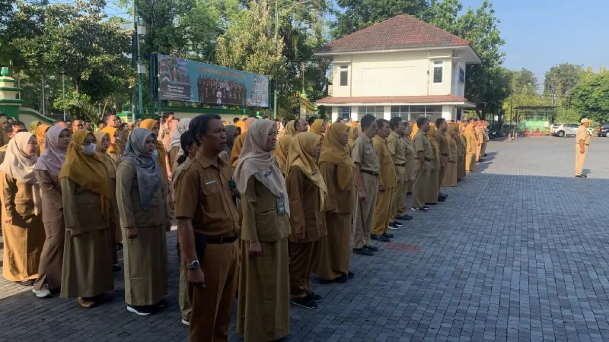 APEL: ASN Lingkup Pemkab mendengarkan arahan wabup saat apel. (ANOM BAGASKORO/RADAR JOGJA)