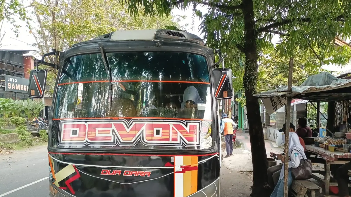Armada angkutan kota (angkot) jurusan Kebumen-Gombong sedang menunggu penumpang di utara simpang empat Letjen Suprapto. (M Hafied/Radar Jogja)