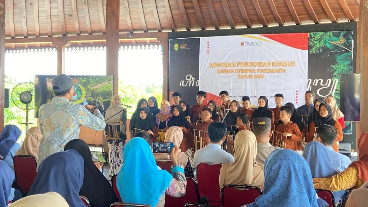 BAKAT : Sejumlah siswa SLB Dharma Bakti Piyungan, Bantul, menunjukan kemampuan
bermain angklung saat acara Advoksi Pendidikan Khusus di Kalurahan Srimulyo, Piyungan,
Bantul, Sealsa (14/4/2026). Cintia Yuliani/Radar Jogja