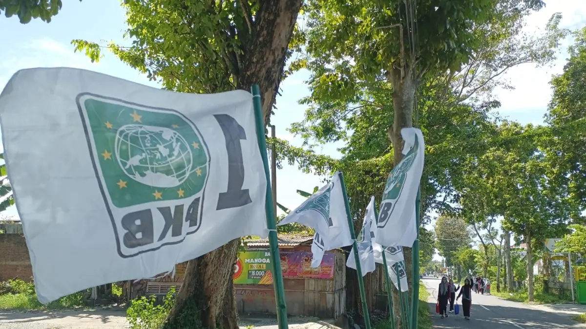 Bendera PKB terpasang di tepi Jalan Arumbinang atau depan Kantor DPC PKB Kebumen sebagai bentuk kesiapan menuju gelaran Musyawarah Cabang (Muscab). (M Hafied/Radar Jogja)