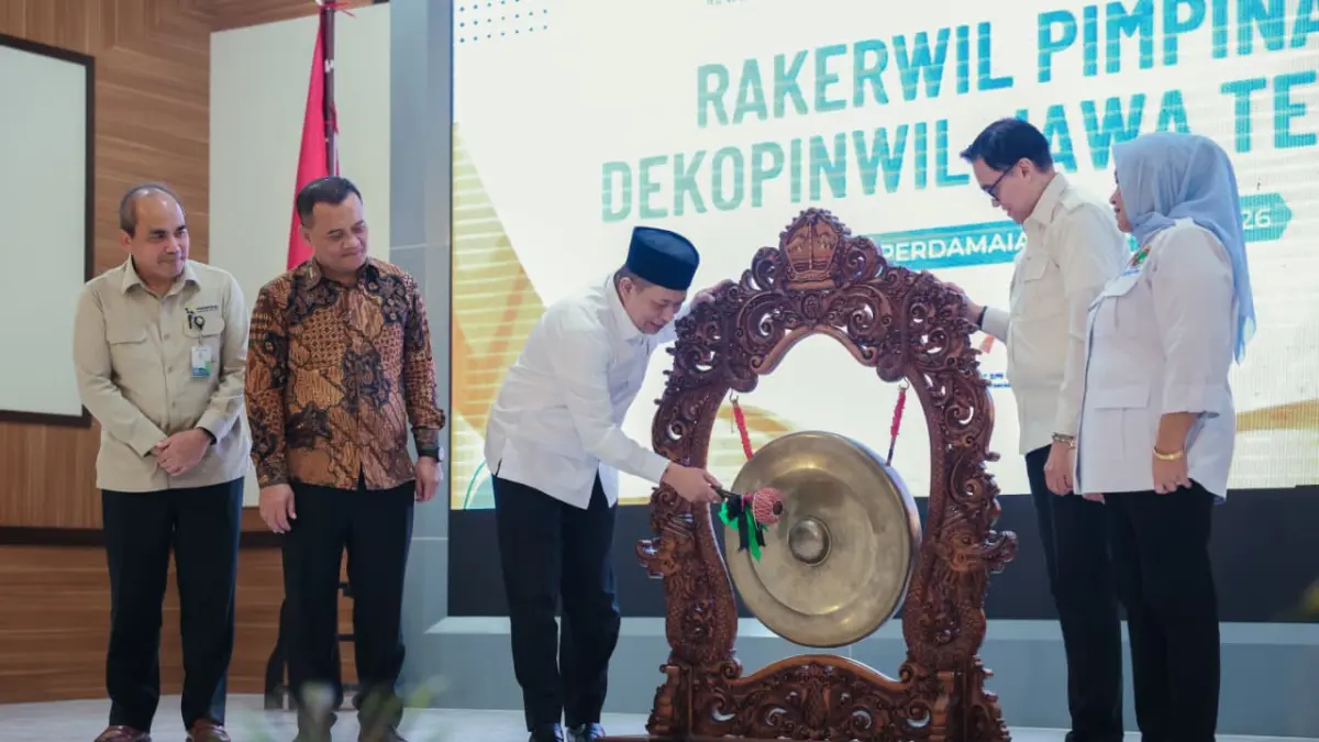 Gubernur Jawa Tengah Ahmad Luthfi dalam Pengukuhan Pimpinan Dewan Koperasi Indonesia (Dekopin) Wilayah Provinsi Jawa Tengah serta Rapat Kerja Wilayah Tahun 2026 di Wisma Perdamaian, Semarang, Selasa, 14 April 2026