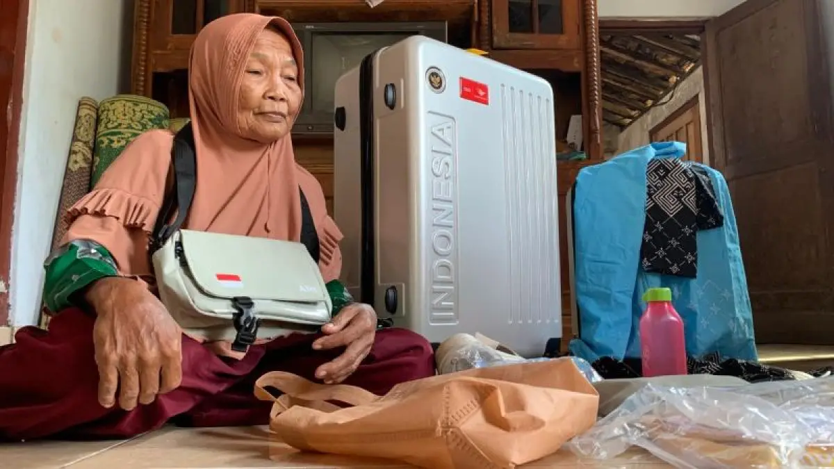 INSPIRATIF: Kasidah berjualan di Pasar Kalurahan Panjatan setiap harinya, mengumpulkan uang untuk menabung haji. (ANOM BAGASKORO/RADAR JOGJA)