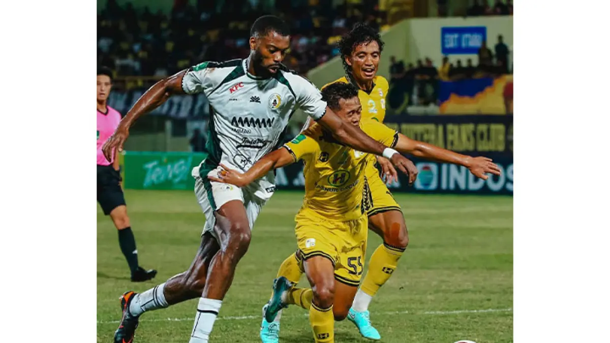 SENGIT: Pemain PSS Sleman Frederic Injai berduel dengan pemain Barito Putera di Stadion 17 Mei Banjarmasin, Sabtu (11/4). Tuan rumah Barito Putera berhasil menumbangkan tim tamu dengan skor 1 - 0. (Media Official PSS Sleman)