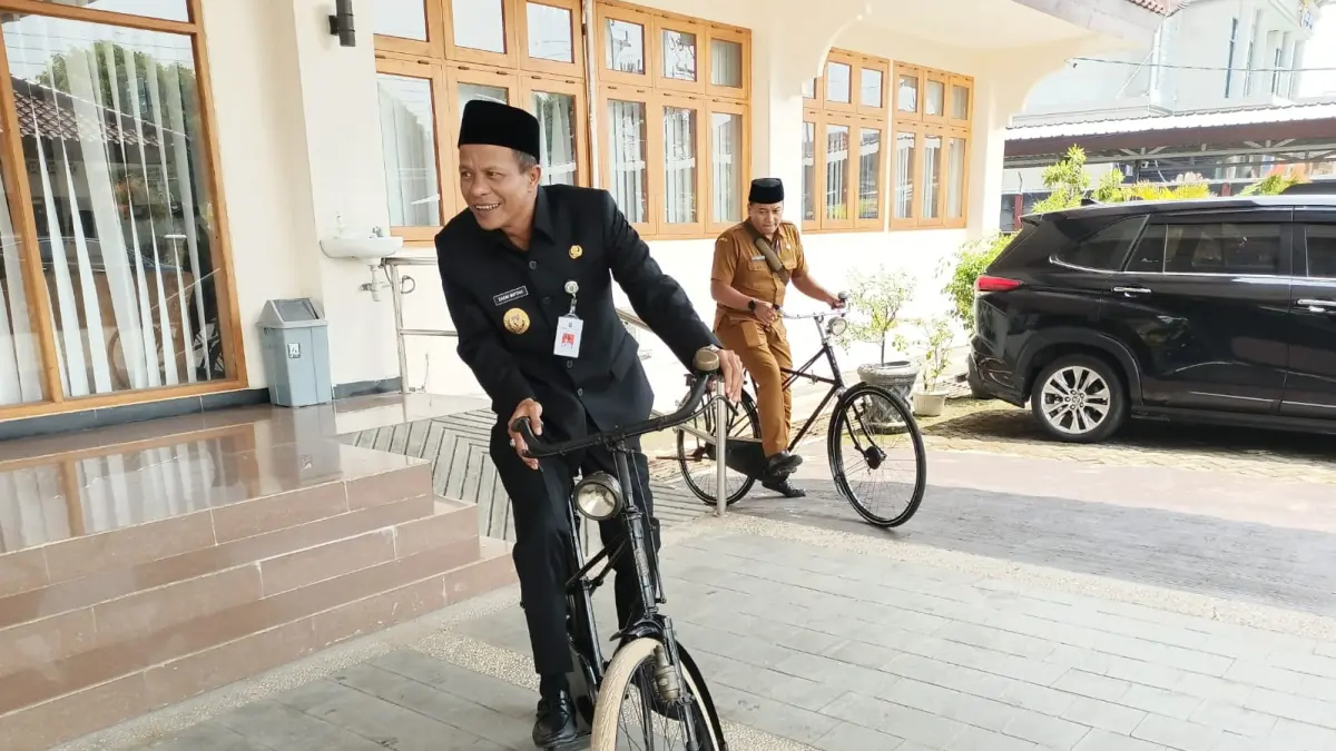 Wakil Bupati Kebumen Zaeni Miftah mengayuh sepeda untuk menghadiri sidang paripurna DPRD Kebumen, Selasa (14/4). (M Hafied/Radar Jogja)