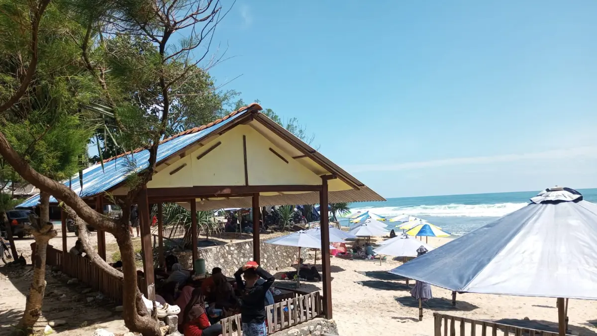 Yusuf Bastiar/Radar Jogja - Wisatawan sedang menikmati keindahan pantai selatan Gunungkidul