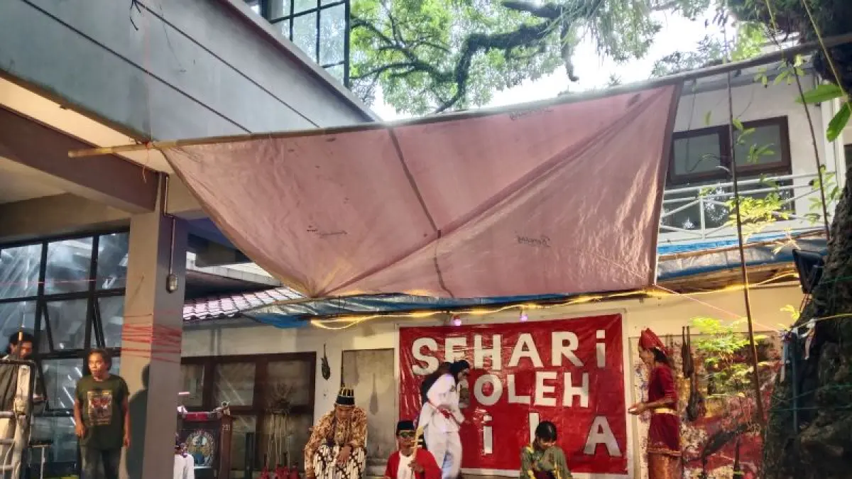 ABNORMAL: Para seniman saat tampil di pentas seni dalam kegiatan Sehari Boleh Gila di Studio Kalahan Rabu (15/4).&nbsp;(Delima Purnamasari/Radar Jogja)