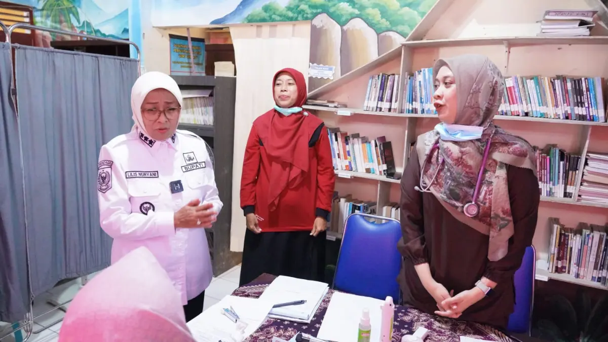 Bupati Kebumen Lilis Nuryani mengecek layanan kesehatan gratis di Desa Giripurno, Kecamatan Karanganyar, Rabu (15/4). (Dokumentasi Prokopim Kebumen)

