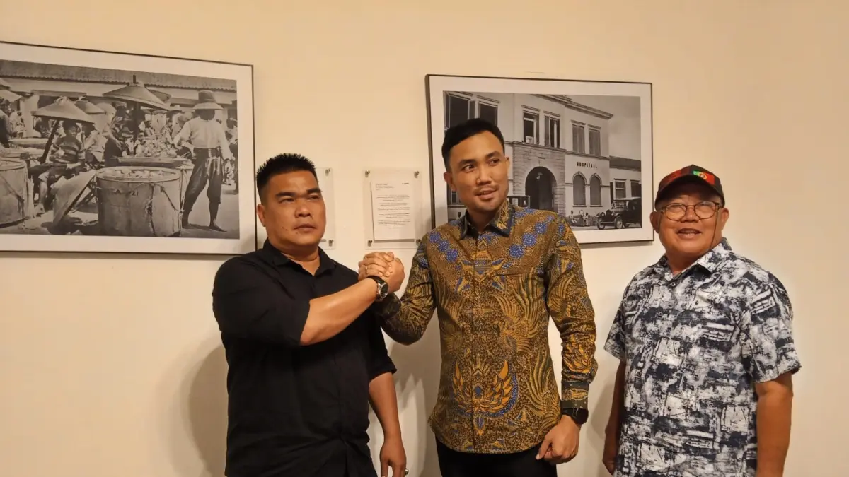 CEO PPSM sebelumnya (tengah) secara simbolis menyerahkan tonggak kepemimpinan kepada direksi baru (paling kiri).