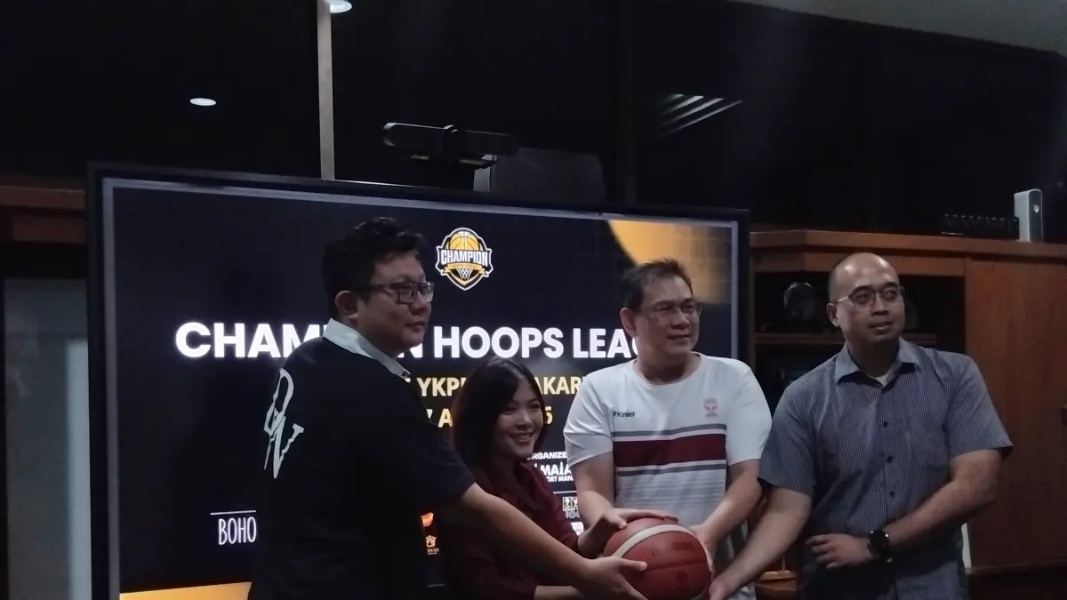 Event Organizer CHL 2026 Andreas Kobo, Founder CHL 2026 Fani Suwito, dan Wakil Ketua II STIE YKPN Prima Rosita saat berfoto bersama, di STIE YKPN, Senturan, Jogjakarta.