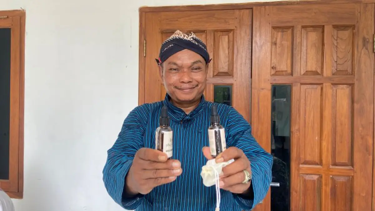 Koordinator UMKM Shafaluna Sunaryanta&nbsp; sedang menunjukkan produknya. (Cintia&nbsp;Yuliani/Radar Jogja)