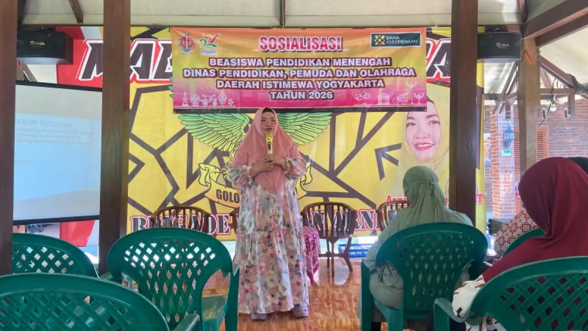 MEMBANTU MASYARAKAT: Anggota Komisi D DPRD DIY Arni Tyas Palupi menyampaikan sosialisasi beasiswa pendidikan menengah yang berlangsumh di Pendapa Perkasa Padukuhan Serayu, Bantul, Rabu (15/4). (Cintia Yuliani/Radar Jogja)
