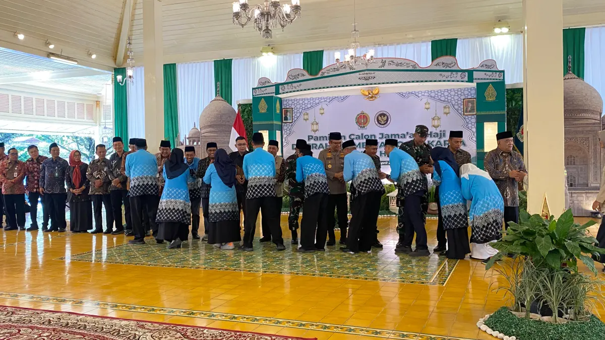 Para calon jemaah haji di DIY berjabat tangan dengan para pejabat lintas sektor dalam acara pamitan haji yang digelar di Bangsal Kepatihan, Kompleks Kepatihan, Jogja, Rabu (15/4/2026). (AGUNG DWI PRAKOSO/RADAR JOGJA) 