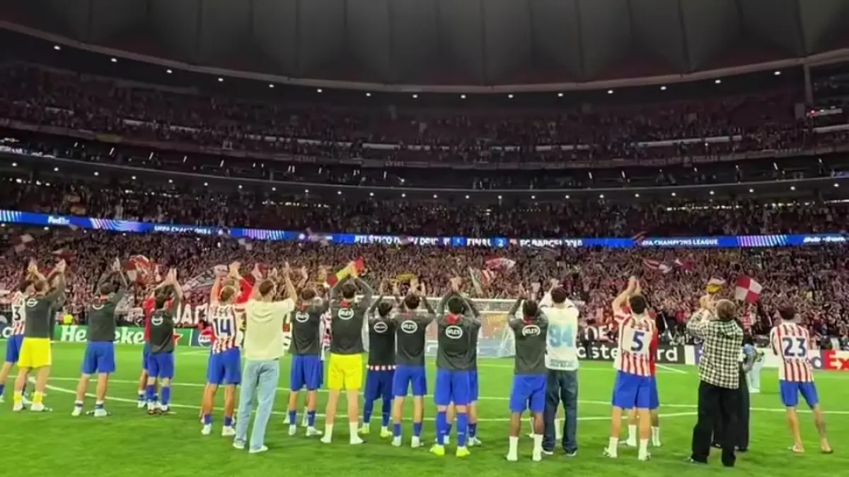 Para pemain Atletico Madrid rayakan kelolosan ke babak semifinal Liga Champions bersama suporter di Metropolitano