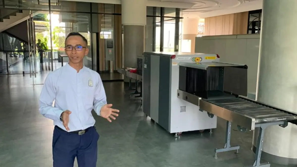 PERSIAPAN: Petugas Hotel memperlihatkan alat untuk deteksi bagasi milik calhaj. (ANOM BAGASKORO/RADAR JOGJA)