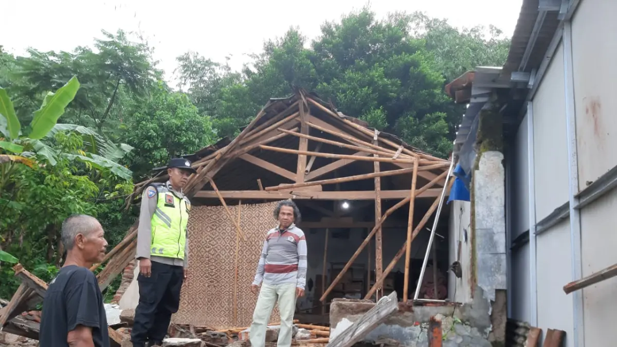 Personel Polsek Karangsambung mengecek kondisi rumah warga Desa Karangsambung yang roboh akibat diterjang angin kencang. (Dokumentasi Polres Kebumen)