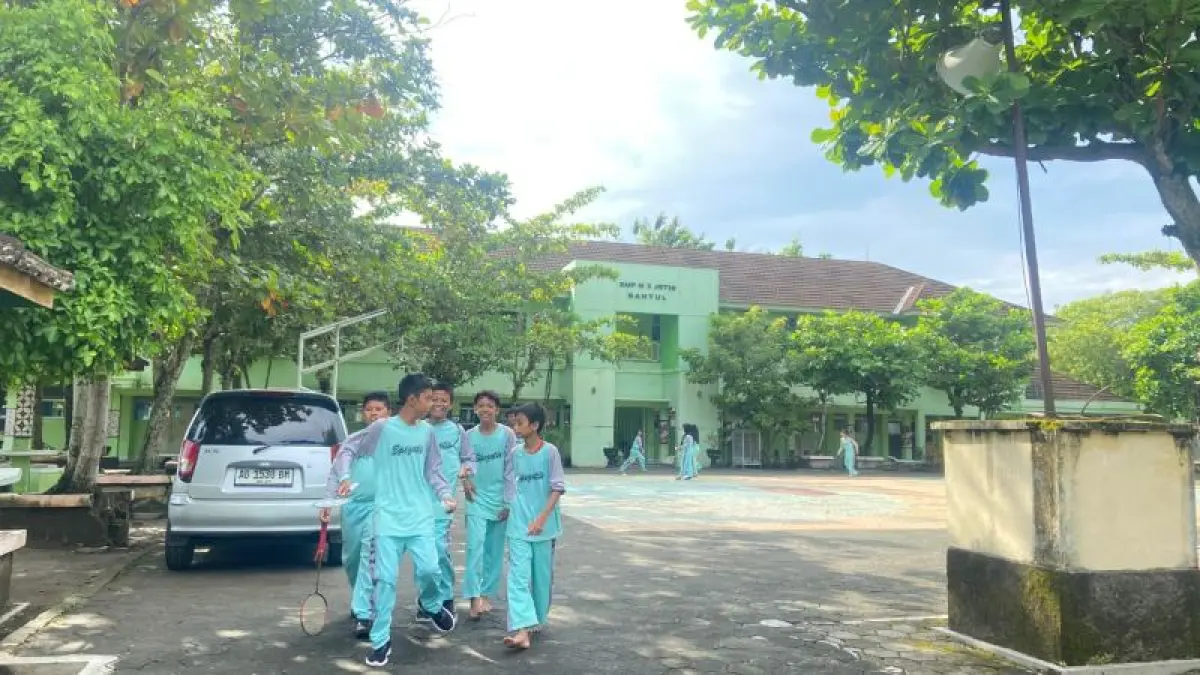 Suasana sekolah di SMP Negeri 3 Jetis. Siswa merasakan gejala diduga keracunan usai menyantap menu MBG. (Cintia Yuliani/Radar Jogja)