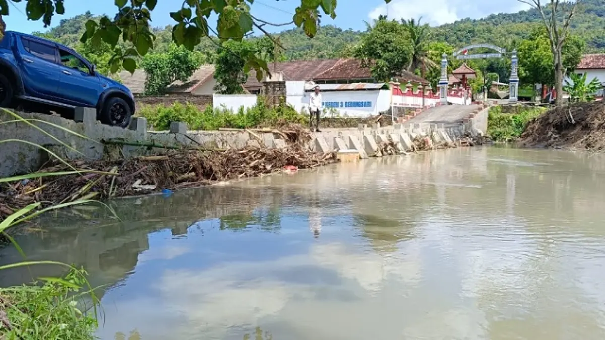 TERDAMPAK PULUHAN TAHUN: Jembatan ‘Crossway’ di Padukuhan Jetis Kalurahan Hargomulyo kembali tersumbat material sampah kayu Rabu (15/4/2026). Yusuf Bastiar/Radar Jogja
