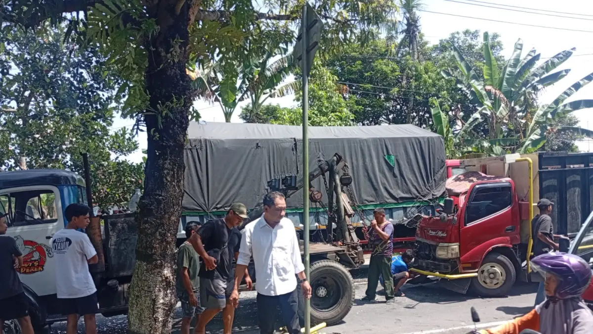 Tim gabungan berhasil mengevakuasi sopir truk yang terlibat adu banteng di jalur Blondo-Sawitan, Rabu (15/4).
