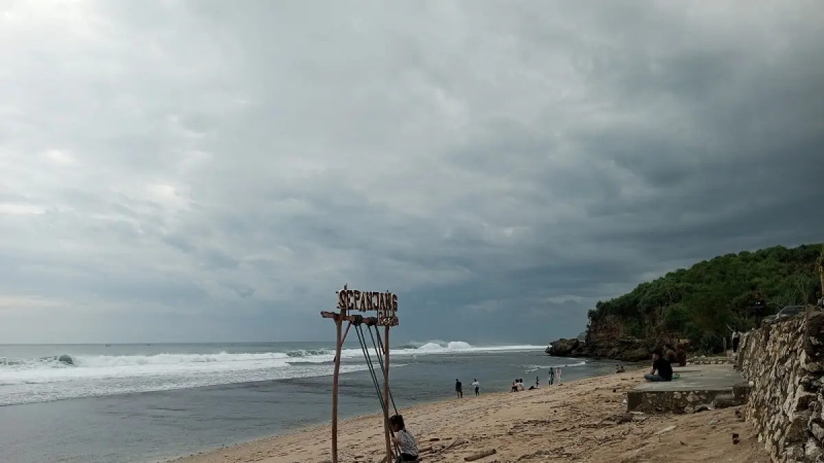 Wisatawan sedang berkunjung di area kawasan Pantai Sepanjang Gunungkidul. Yusuf Bastiar/Radar Jogja
