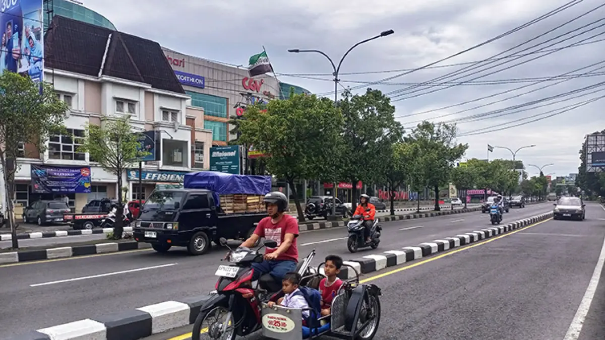 Pengendara kendaraan bermoto melintas di kawasan Ring Road Utara, Sleman, Kamis (16/4/2026).  Korlantas Polri memberlakukan kebijakan pembayaran pajak kendaraan bermotor (PKB) dan perpanjangan STNK tanpa pelampiran KTP pemilik lama. (Foto: Guntur Aga Tirtana/Radar Jogja)