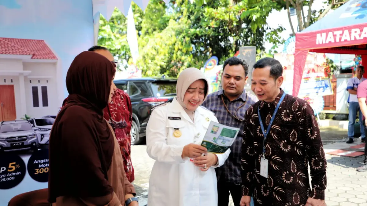 Bupati Purworejo Yuli Hastuti menghadiri mini expo yang digelar sala satu Badan Usaha Milik Daerah (BUMD). (Dokumentasi Prokopim Purworejo)