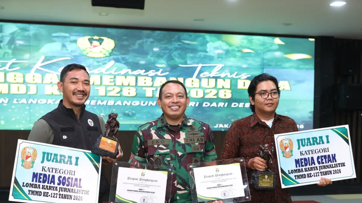 Dandim 0709/Kebumen Letkol Inf Eko Majlistyawan didampingi kedua pemenang menunjukan tropi dan piagam penghargaan Lomba Karya Jurnalistik (LKJ) TNI Manunggal Membangun Desa (TMMD) ke 27 Tahun 2026. (Dokumentasi Kodim 0709/Kebumen)