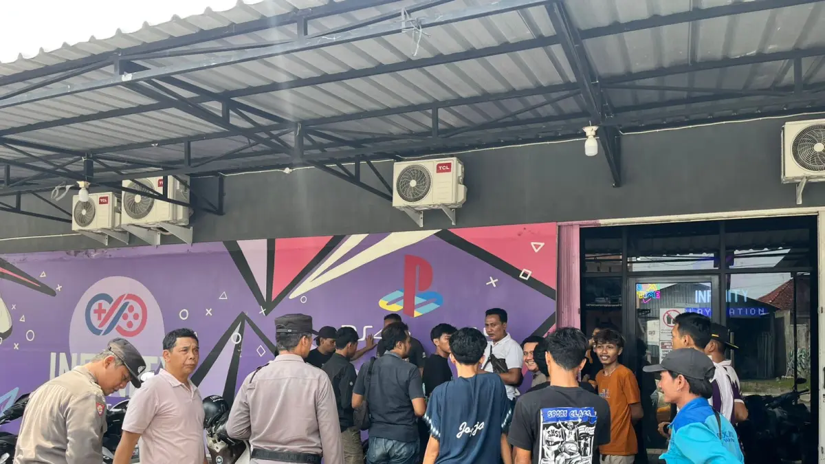 DIAMANKAN: Polisi dan warga sedang mengamankan remaja yang mengkonsumi pil sapi dan curi sepeda moto di Bangunharjo, Sewon Selasa (14/4) - Dokumentasi Polres Bantul