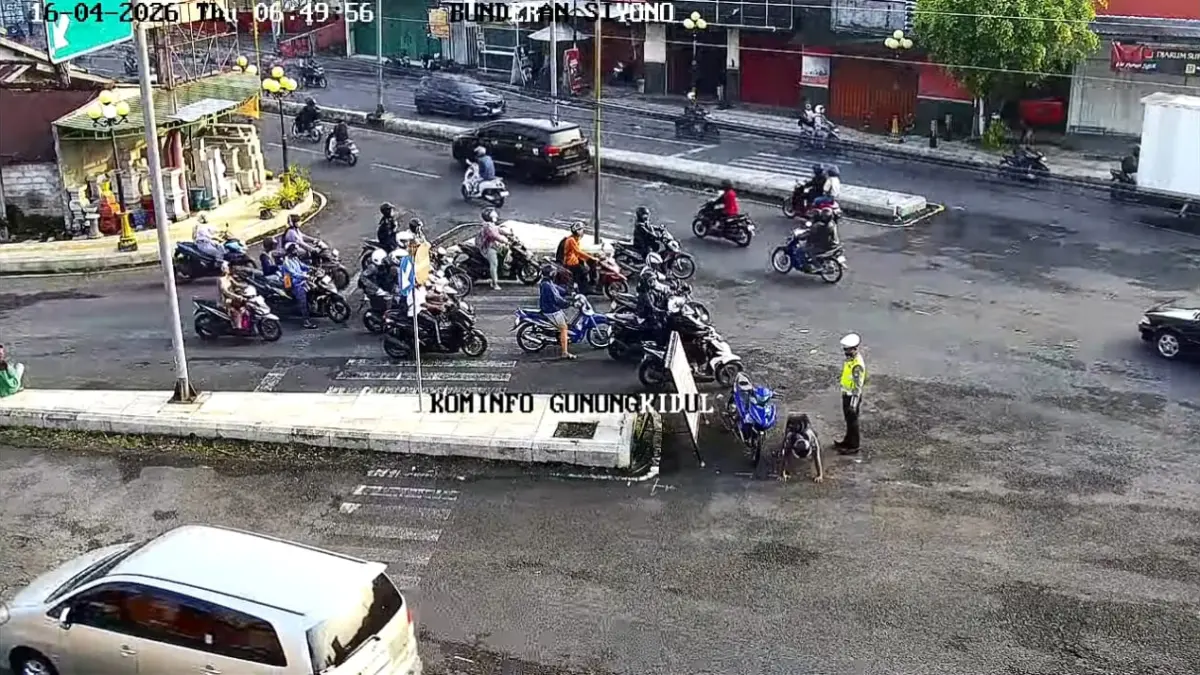 Dokumentasi/CCTV Kominfo Gunungkidul: Push Up: Seorang pelajar asal Wonosari sedang melakukan push up di Simpang Bundaran Tugu Tobong Gor Siyono pada Kamis pagi (16/4).