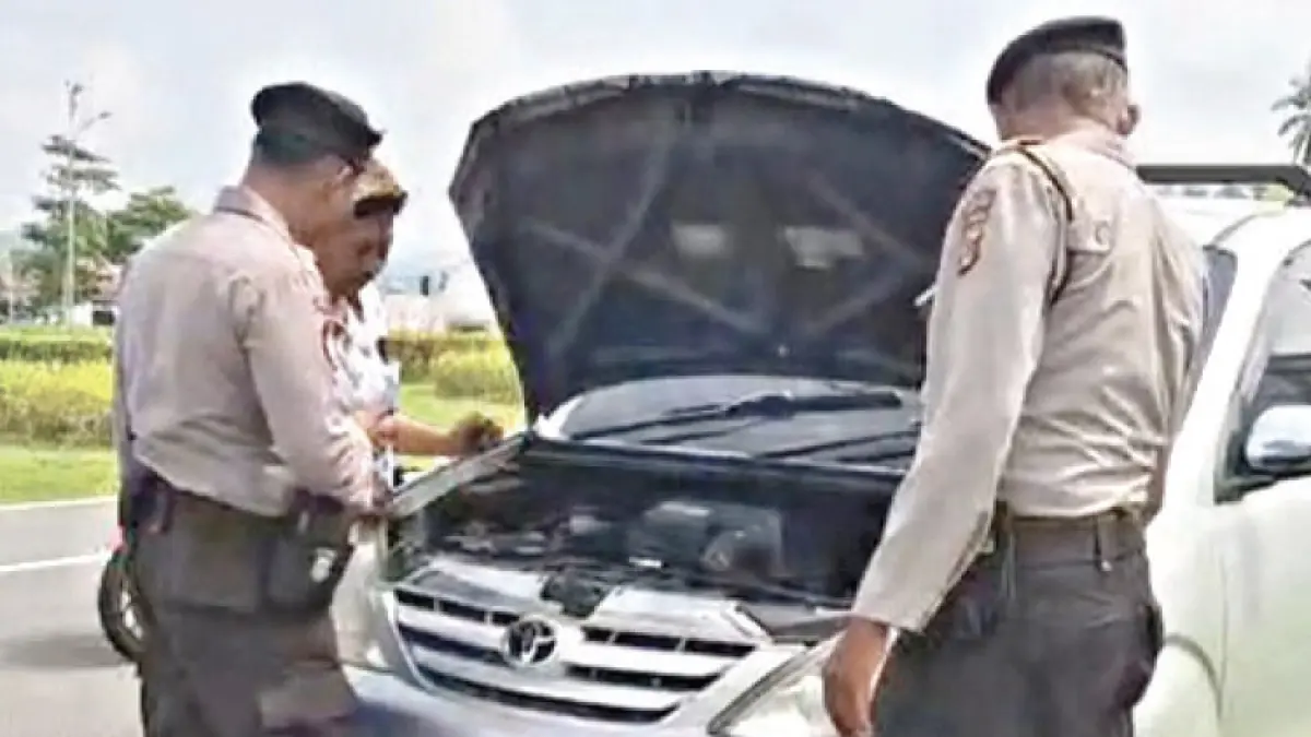 GERCEP: Aksi personel Polsek Temon menolong pengendara mobil saat melakukan patroli rutin di kawasan Bandara YIA, Temon, Rabu (8/4/2026) siang. (Dokumentaso Polsek Temon)