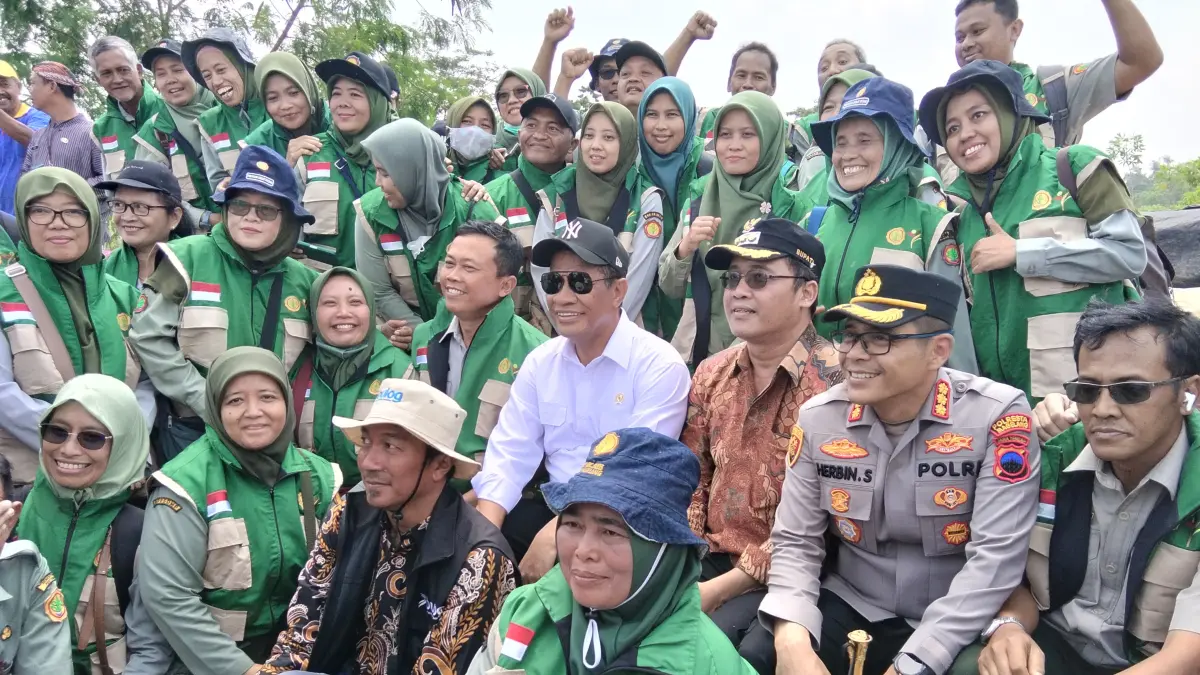 Mentan didampingi bupati dan forkompimda saat mengecek lahan persawahan di Banyuurip, Tegalrejo, Kamis (16/4)