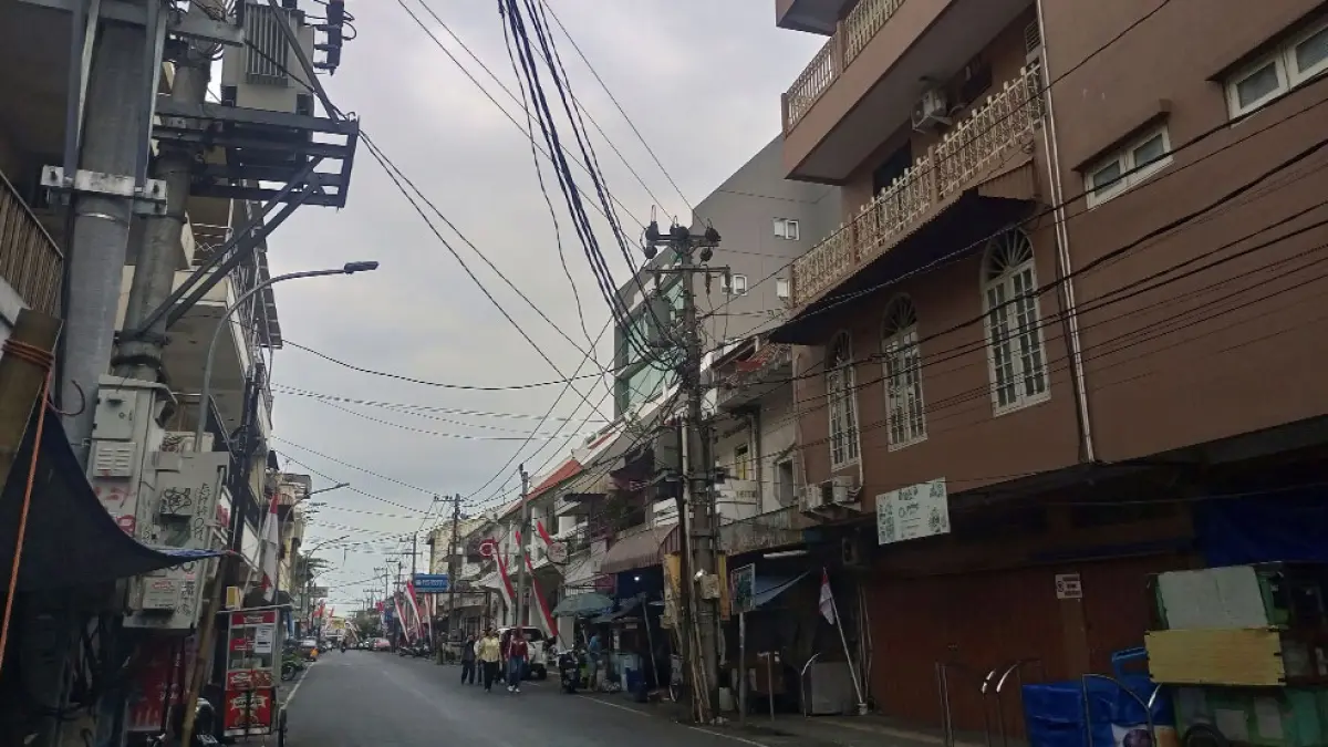 Suasana Jalan Pajeksan yang menjadi salah satu sirip kawasan Malioboro, Kota Jogja. Pemkot Jogja mempercepat pembangunan ducting fiber optik sebagai bagian dari penataan infrastruktur telekomunikasi sekaligus langkah menuju kota modern berbasis digital. Foto : Guntur Aga/Radar Jogja