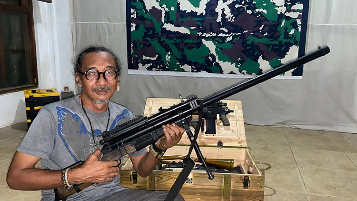 UNIK: Dosen Fakultas Seni Media Rekam (FSMR) ISI Yogyakarta Nanang Rakhmad Hidayat memegang alat musik berupa senjata dari barang bekas, Kamis (12/4/2026). (Foto: Cintia Yuliani/Radar Jogja)