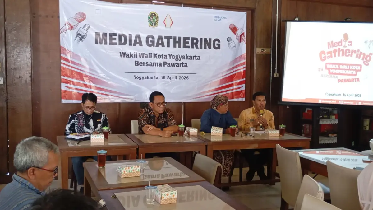 Wakil Wali Kota Jogja Wawan Harmawan bersama dengan jajarannya saat menyampaikan konsep baru WJNC di Resto Kebon Ndhelik, Kamis (16/4/2026). (IWAN NURWANTO/Radar Jogja)
